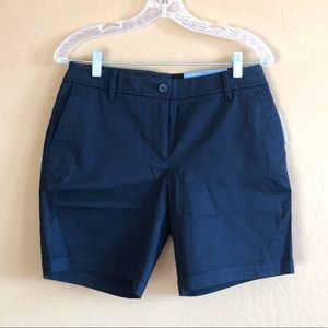 Relaxed chino short.